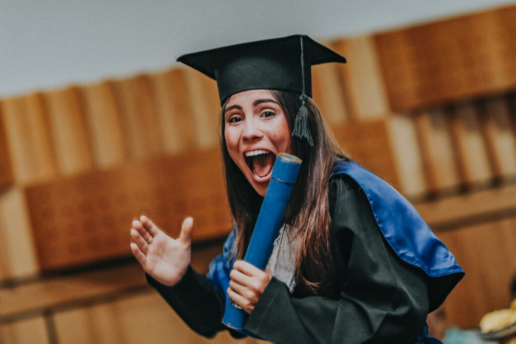 foto de formanda de arquitetura comemorando sua formatura